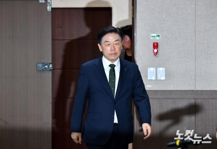 뉴라이트 논란 해명 위해 기자회견 참석하는 김형석 관장