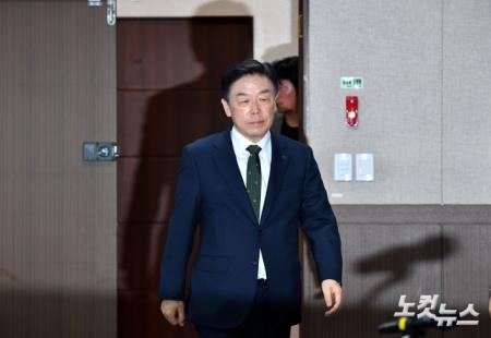 뉴라이트 논란 해명 위해 기자회견 참석하는 김형석 관장