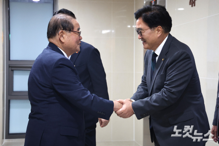 이종찬 광복회장(왼쪽)과 우원식 국회의장이 12일 오후 서울 영등포구 광복회관에서 만나 면담하기 위해 만나 악수하고 있다. 윤창원 기자