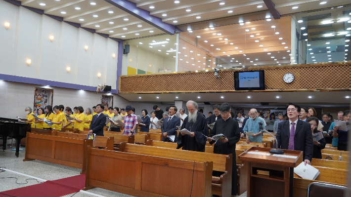 한국기독교교회협의회가 11일 오후 서울 마포구 백범로 공덕감리교회에서 세계교회와 함께하는 한반도 평화통일 남북공동 기도주일예배를 드렸다. 사진 한국기독교교회협의회 제공