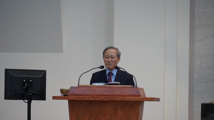 설교하는 주민교회 이훈삼 목사(교회협의회 서기). 사진 한국기독교교회협의회 제공