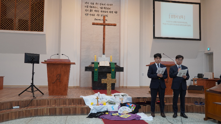 교회협의회 9개 회원교단은 성명서를 발표하고, 전쟁위기가 고조되고 있는 한반도의 갈등을 해결하는 방법은 조건없는 대화와 평화적 외교뿐이라고 정부 당국에 호소했다. 성명서 낭독은 박정범 목사(왼쪽)와 박도웅 목사(오른쪽)가 맡았다. 사진 한국기독교교회협의회 제공