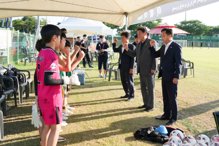 경주시의회 이동협 의장이 화랑대기 축구대회 현장을 찾아 선수단과 화이팅을 외치고 있다. 경주시의회 제공