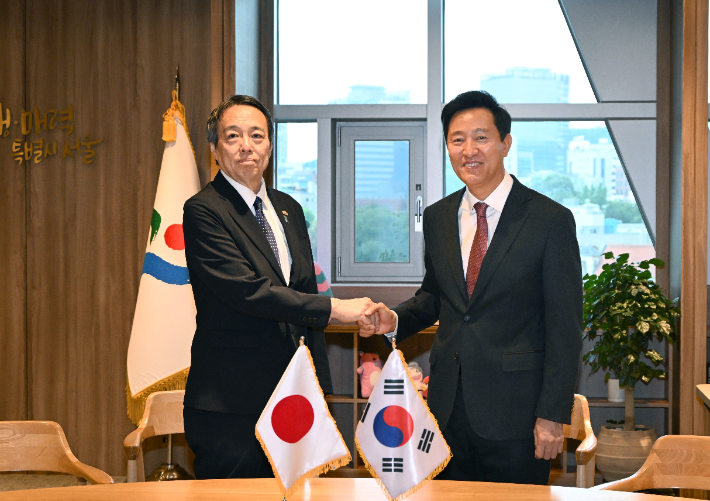 오세훈 시장이 12일 오전 서울시청 시장 집무실에서 미즈시마 코이치 주한 일본대사를 만나 양 국간 교류 활성화 방안을 논의하고 기념촬영을 하고 있다. 서울시 제공