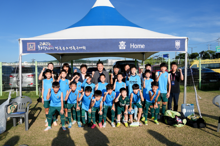 경주시의회 이동협 의장이 화랑대기 축구대회 현장을 찾아 선수단과 기념사진을 촬영하고 있다. 경주시의회 제공