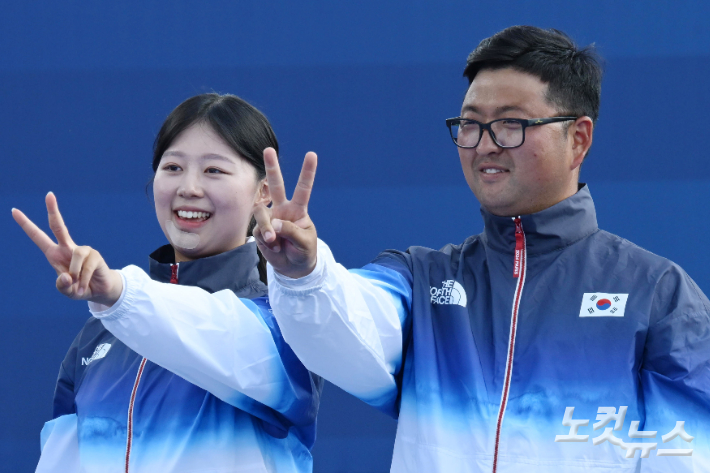 양궁 김우진과 임시현이 2024 파리올림픽 양궁 혼성 단체 시상식에서 기념 촬영을 하고 있다. 올림픽사진공동취재단