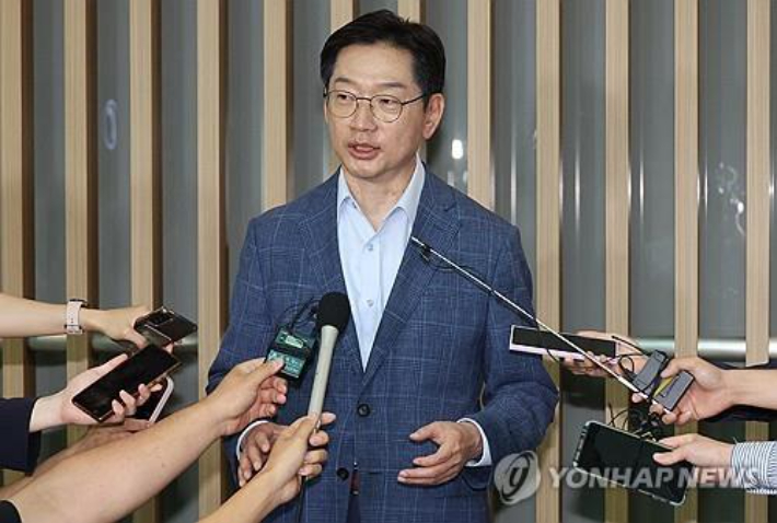  김경수 전 경남도지사가 2024년 6월 14일 인천공항에서 출국 전 기자들의 질문에 답하고 있다. 영국에서 유학 중인 김 전 지사는 노무현 전 대통령 추도식 참석을 위해 잠시 귀국했다. [연합뉴스=자료사진] 연합뉴스