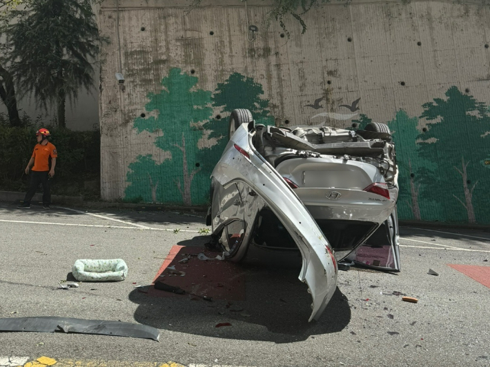 12일 부산 사상구 한 아파트에서 70대 남성이 몰던 승용차가 주차장 난간을 뚫고 10m 아래로 추락했다. 부산경찰청 제공 