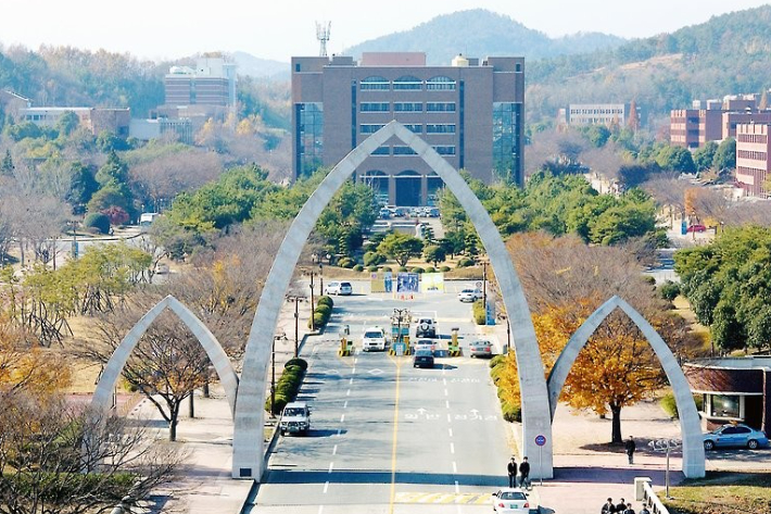 경상대학교 정문. 경상대학교 제공