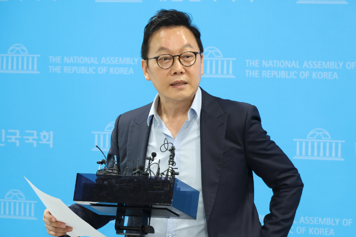 정봉주 "'이재명팔이' 뿌리뽑겠다"     (서울=연합뉴스) 김주성 기자 = 더불어민주당 정봉주 최고위원 후보가 12일 오전 국회 소통관에서 기자회견을 열고 이른바 '이재명팔이' 세력에 대한 문제의식과 대응 계획을 밝히고 있다. 2024.8.12     utzza@yna.co.kr (끝)   <저작권자(c) 연합뉴스, 무단 전재-재배포, AI 학습 및 활용 금지> 연합뉴스