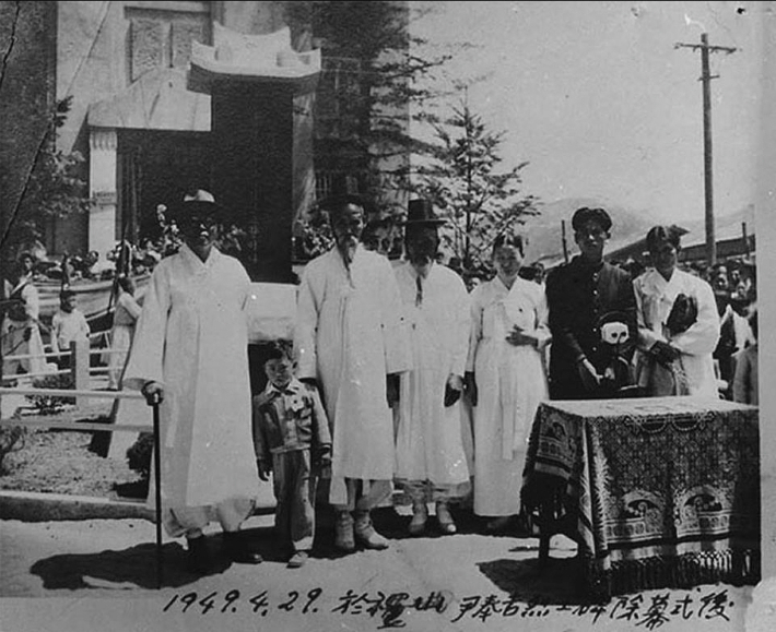 1948년 윤봉길렬사비 앞에서 김구 선생과 윤봉길의사 유족. 예산군 제공