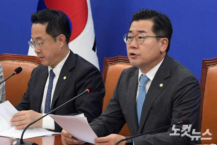 더불어민주당 박찬대 당대표 직무대행 겸 원내대표가 13일 서울 여의도 국회에서 열린 정책조정회의에서 발언을 하고 있다. 윤창원 기자