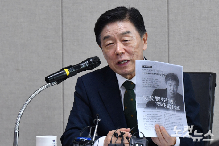 뉴라이트 성향 논란에 휩싸인 김형석 신임 독립기념관장이 12일 오후 서울 용산구 서울지방보훈청에서 기자회견을 열고 발언을 하고 있다. 한편 독립기념관장의 취임에 반발해 광복회가 광복절 경축식에 불참을 선언한 가운데 다른 독립운동가 단체들도 잇따라 불참 의사를 밝히고 있다. 류영주 기자