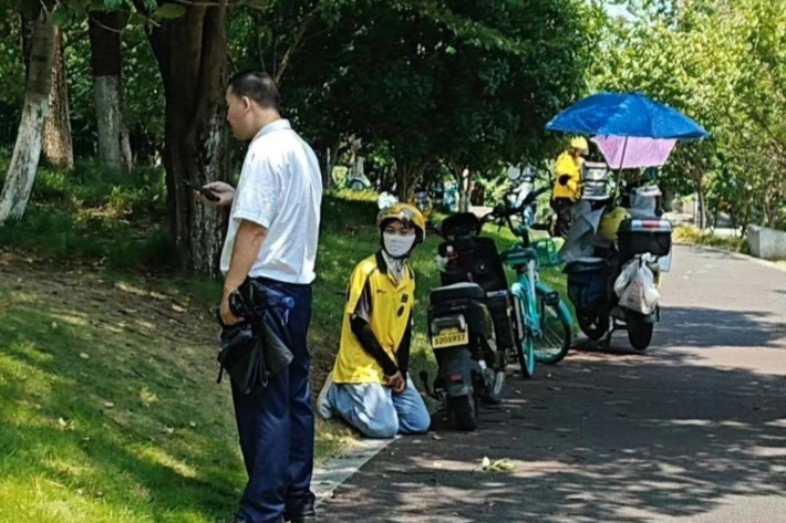 한 아파트 경비원이 배달원의 무릎을 꿇렸다. 성도일보 홈페이지 캡처