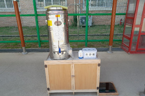 광주교도소 운동장에 폭염에 따른 온열 질환에 대비하기 위해 냉수통과 소금이 비치돼 있다. 광주교도소 제공