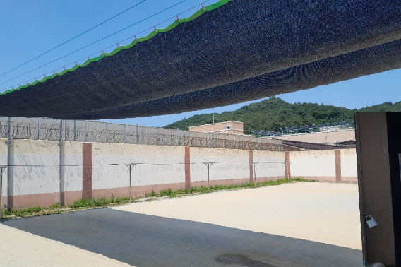 광주교도소 운동장에 폭염에 따른 온열 질환에 대비하기 위해 그늘막이 설치돼 있다. 광주교도소 제공