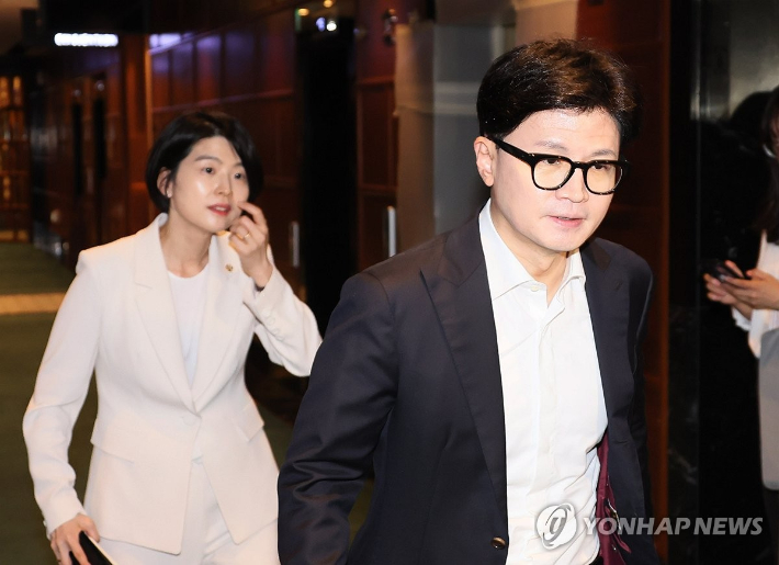 (서울=연합뉴스) 이정훈 기자 = 국민의힘 한동훈 대표가 12일 서울 여의도 한 식당에서 열린 4선 의원과의 오찬에 참석하고 있다. 왼쪽은 한지아 의원. 2024.8.12 uwg806@yna.co.kr 연합뉴스