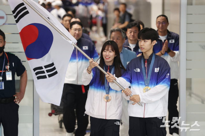 2024 파리올림픽 대한민국 선수단 본진이 13일 오후 인천국제공항을 통해 귀국하고 있다. 대한민국은 2024파리올림픽에서 총 32개의 메달(금 13, 은 9, 동 10)과 종합순위 8위라는 역대급 성과를 기록했다. 류영주 기자