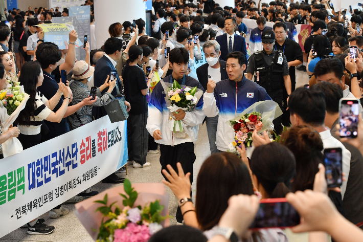 2024 파리올림픽 대한민국 선수단 본진이 13일 오후 인천국제공항을 통해 귀국하고 있다. 대한민국은 2024파리올림픽에서 총 32개의 메달(금 13, 은 9, 동 10)과 종합순위 8위라는 역대급 성과를 기록했다. 류영주 기자