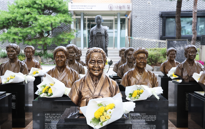 10일 오전 경기도 광주시 나눔의집에서 열린 '2024년 일본군 위안부 피해자 기림의 날' 행사에서 고인이 된 할머니들 흉상 앞에 꽃이 놓여 있다. 연합뉴스