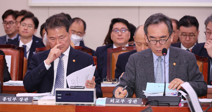 김영호 통일부 장관(왼쪽)과 조태열 외교부 장관이 13일 오후 국회에서 열린 외교통일위원회 전체회의에 참석해 자리하고 있다. 연합뉴스