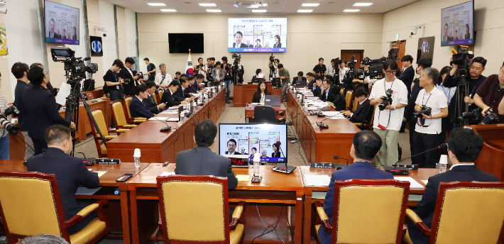 9일 오전 열린 국회 과학기술정보방송통신위원회의 '불법적 방송문화진흥회 이사 선임 등 방송장악 관련' 1차 청문회에 증인으로 출석한 방송통신위원회 직원들이 자리하고 있다. 연합뉴스