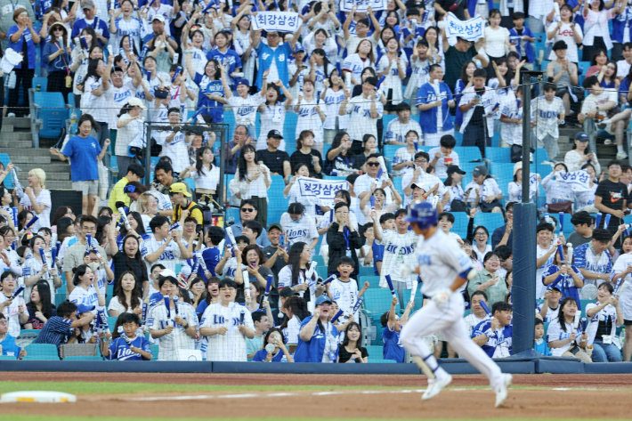 삼성 이성규가 13일 kt와 홈 경기에서 1회말 선제 결승 2점 홈런을 날린 뒤 1만5000여 관중의 응원 속에 그라운드를 돌고 있다. 삼성 라이온즈