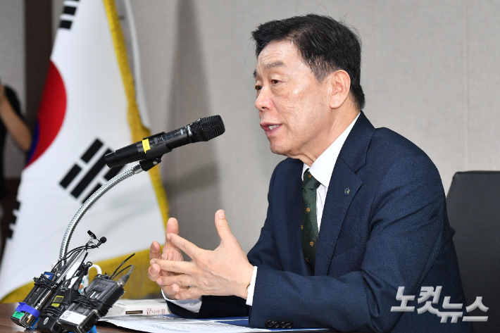 뉴라이트 성향 논란에 휩싸인 김형석 신임 독립기념관장이 12일 오후 서울 용산구 서울지방보훈청에서 기자회견을 열고 발언을 하고 있다. 류영주 기자