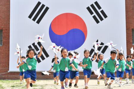 바람개비 태극기 들고 