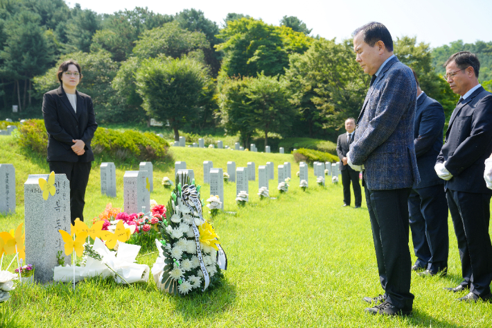 김지철 충남교육감이 故 김학순 할머니 묘소를 참배하고 있다. 충남교육청 제공