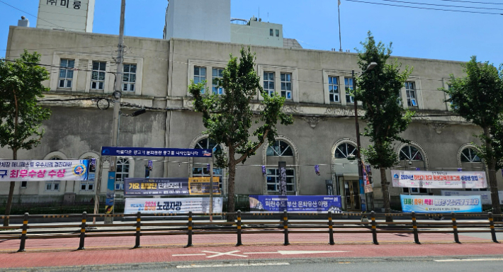 부산근현대역사관 별관 앞 가로수와 가로등 곳곳에 현수막이 무분별하게 걸려 있다. 김혜민 기자 