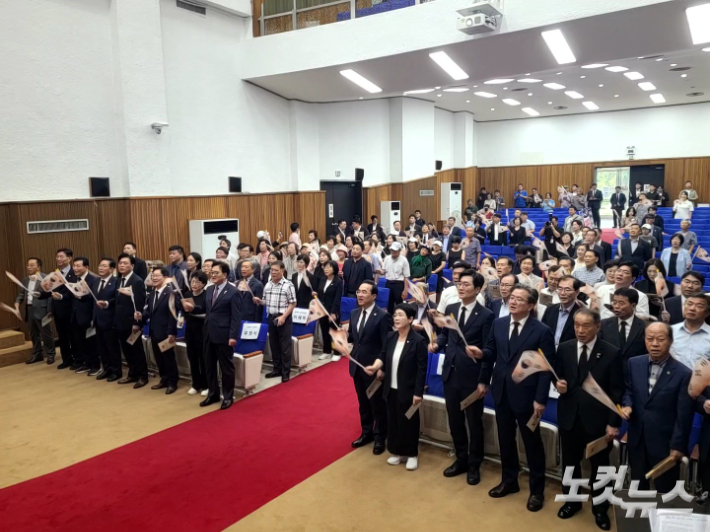 14일 국립대전현충원에서 열린 홍범도 장군 귀환 3주년 기념식에서 참석자들이 봉오동 전투 당시 사용된 태극기를 휘날리며 '날으는 홍범도 장군가'를 제창하고 있다. 김정남 기자