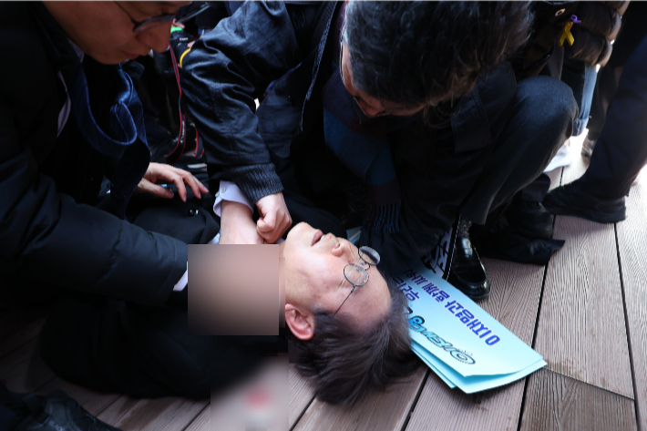 이재명 전 더불어민주당 대표가 지난 1월 부산 가덕도에서 왼쪽 목 부위에 습격을 당해 피를 흘린 채 쓰러져 있다. 연합뉴스