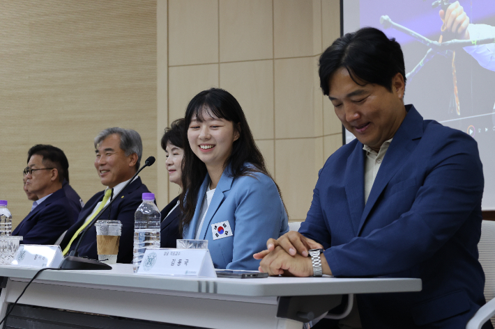 한국체육대학교가 14일 개최한 '한국체대 파리올림픽 메달리스트 기자간담회'에 참석한 임시현(사진 오른쪽에서 두번째)이 질문에 답을 한 후 웃음짓고 있다. 동규기자