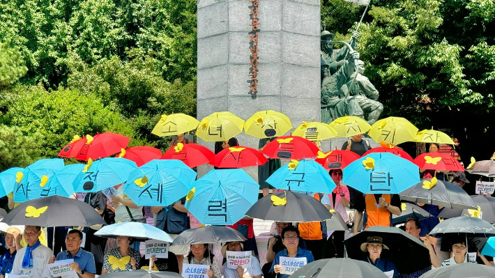 일본군 '위안부' 피해자 기림의 날인 14일 부산 동구 정발장군 동상 앞에서 친일 외교와 한미일 군사 훈련 중단 촉구 기자회견이 열렸다. 부산겨레하나 제공 