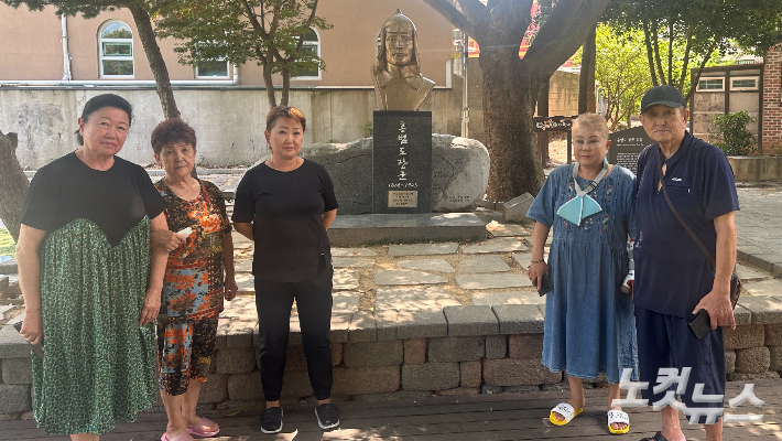 광주 광산구 고려인마을 내 홍범도공원에 모인 고려인들. 김한영 기자