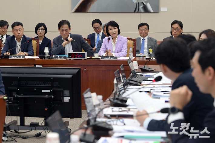 14일 서울 여의도 국회 과학기술정보방송통신위원회에서 열린 방송장악 2차 청문회에서 이진숙 방송통신위원장이 의원 질의에 답변을 하고 있다. 윤창원 기자