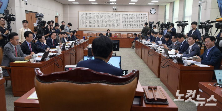 14일 서울 여의도 국회 법제사법위원회에서 김영철 서울북부지검 차장검사 '탄핵소추사건 조사'와 관련한 청문회가 열리고 있다. 윤창원 기자