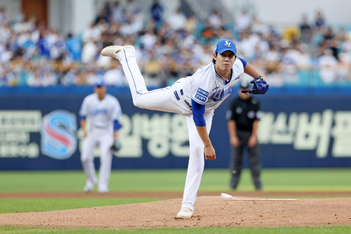 삼성 원태인이 14일 kt와 홈 경기에 선발 등판해 역투하고 있다. 삼성 라이온즈