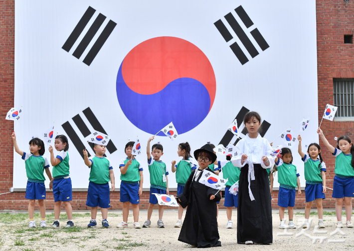 제79주년 광복절을 하루 앞둔 14일 서울 서대문형무소 역사관에서 어린이들이 대형태극기 앞에서 태극기를 흔들고 있다. 류영주 기자