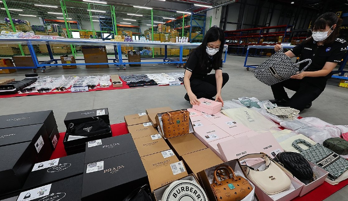 세관에 적발된 '짝퉁' 상품들. 연합뉴스
