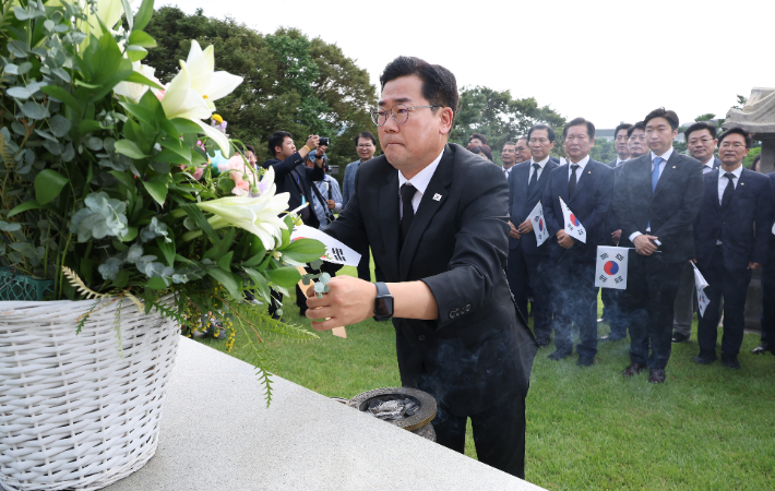 더불어민주당 박찬대 대표 직무대행 겸 원내대표와 의원들이 제79주년 광복절인 15일 오전 서울 용산구 효창공원 내 백범 김구 선생 묘역을 참배하고 있다. 연합뉴스