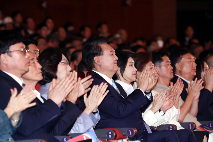 윤석열 대통령과 김건희 여사가 15일 서울 종로구 세종문화회관에서 열린 제79주년 광복절 경축식에서 공연을 감상하며 박수치고 있다. 연합뉴스