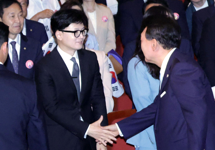 윤석열 대통령이 15일 서울 종로구 세종문화회관에서 열린 제79주년 광복절 경축식에서 퇴장하며 국민의힘 한동훈 대표와 악수하고 있다. 연합뉴스