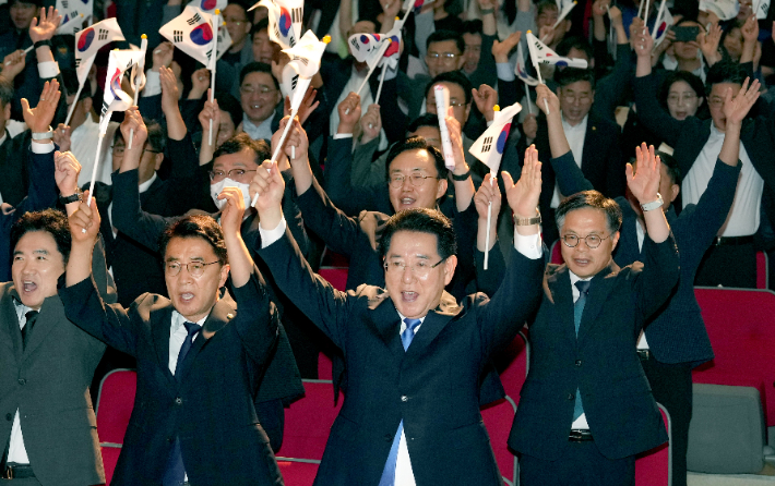 제79주년 광복절 경축식이 15일 전남도청 김대중강당에서 열린 가운데 김영록 전라남도지사를 비롯한 독립유공자 후손, 기관·단체장 등 참석자들이 광복절 노래 제창 및 만세삼창을 하고 있다. 전남도 제공