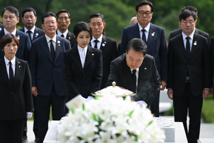 윤석열 대통령과 부인 김건희 여사가 15일 육영수 여사 서거 50주기를 맞아 서울 동작구 국립서울현충원 내 육영수 여사 묘역을 찾아 헌화와 분향을 하고 있다. 연합뉴스