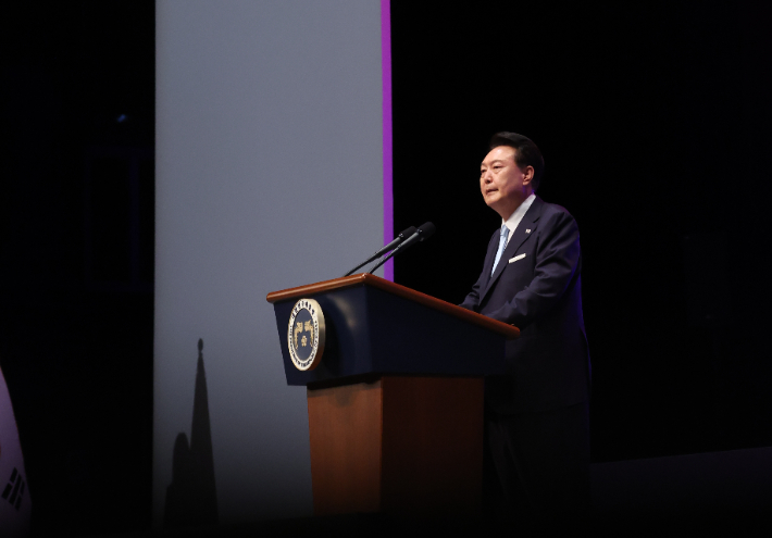 윤석열 대통령이 15일 서울 종로구 세종문화회관에서 열린 제79주년 광복절 경축식에서 경축사를 하며 '8.15 통일 독트린'을 발표하고 있다. 연합뉴스