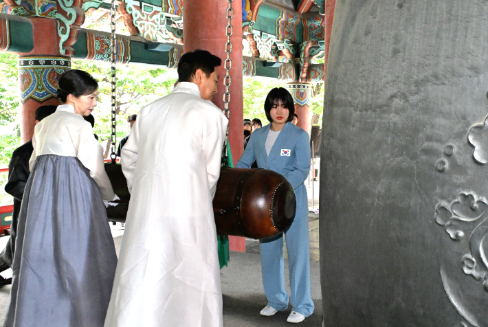 오세훈 서울시장이 15일 보신각 일대에서 열린 제79주년 광복절 기념 타종행사에 참석해 타종하고 있다. 서울시 제공