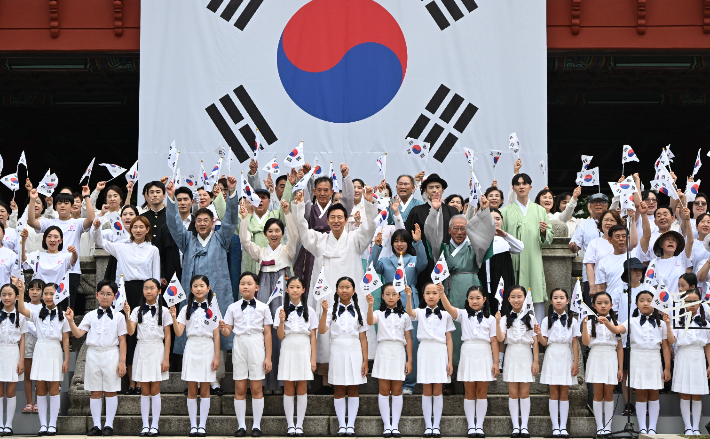 오세훈 서울시장이 15일 보신각 일대에서 열린 제79주년 광복절 기념 타종행사에서 시민과 함께 '대한독립 만세'를 외치고 있다. 서울시 제공 