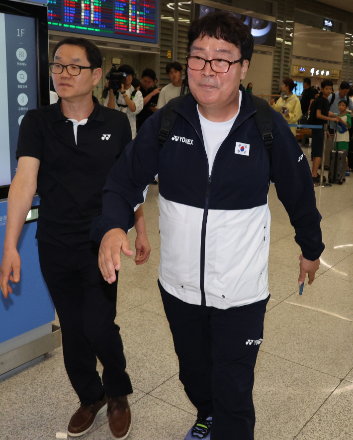 7일 김택규 대한배드민턴협회장(오른쪽)이 한우구 사무처장과 함께 인천공항 입국장을 나오고 있다. 연합뉴스